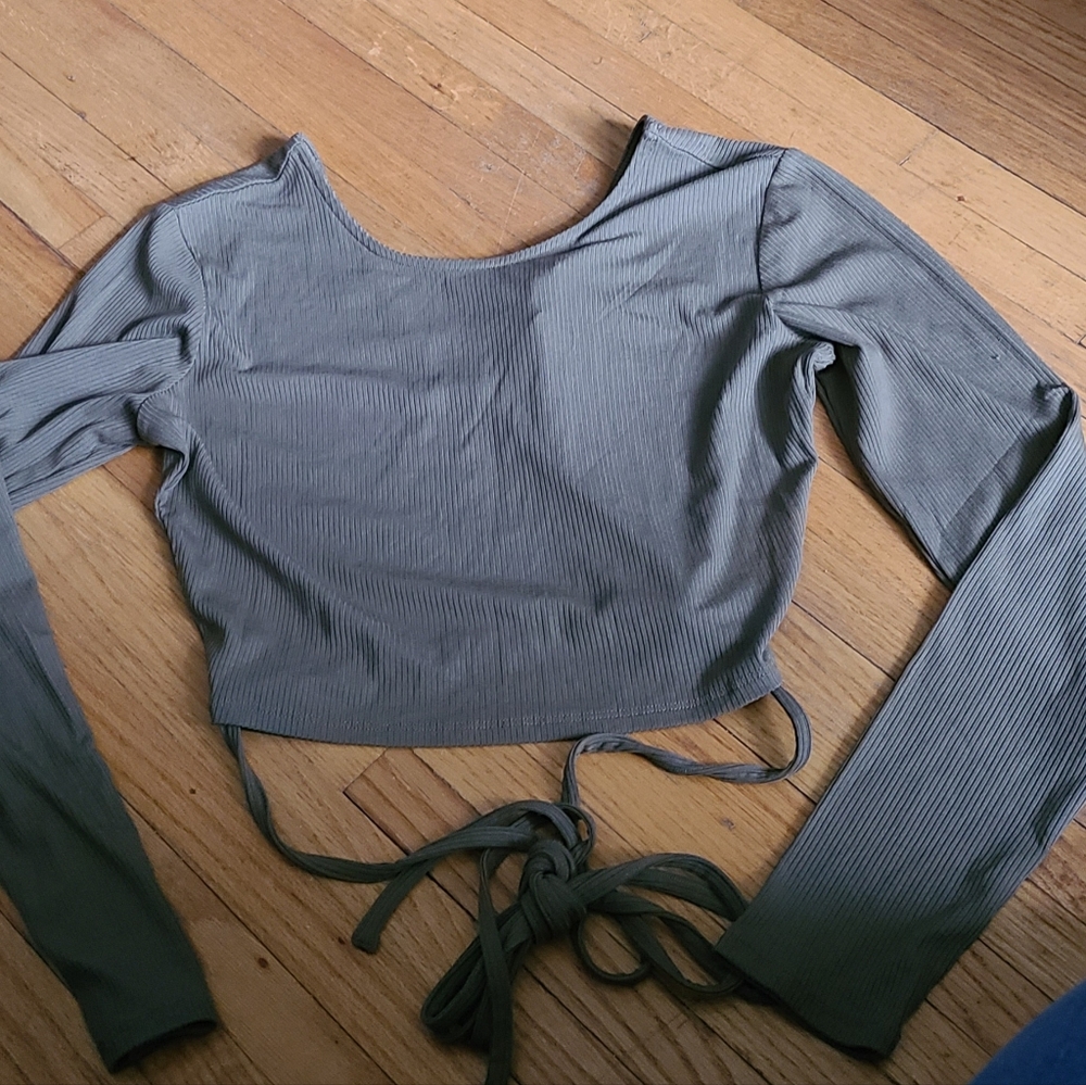 NWT the Drop cropped top, sz medium